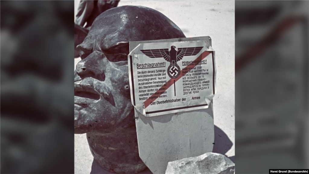 Национализация по-немецки: надпись на плакате гласит, что этот объект реквизирован и не может быть никому передан без особого разрешения командующего. На фото: голова памятника Ленину, июль 1942 года