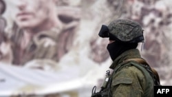 Російський солдат поблизу Сімферополя, 20 березня 2014 року