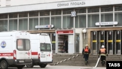 Машины «скорой помощи» возле станции метро в Санкт-Петербурге, 3 апреля 2017 года 