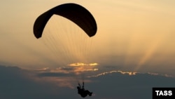 پاراگلایدر (آرشیف)