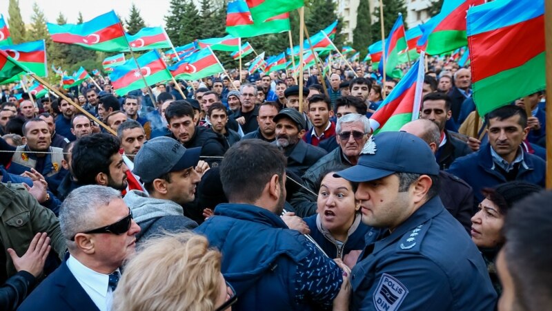В столице Азербайджана около тысячи сторонников оппозиции провели антикоррупционный митинг