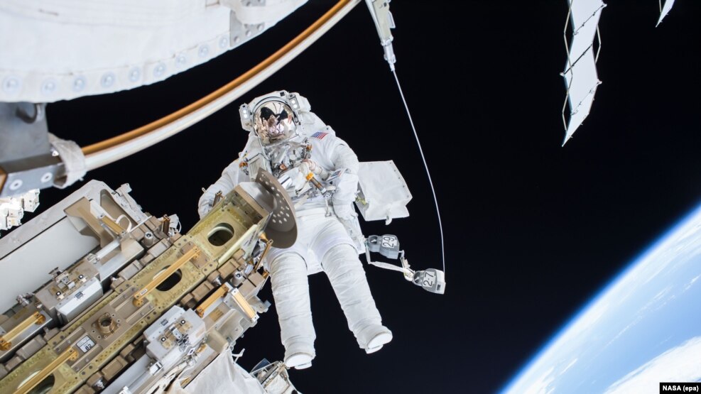 Ilustrim i punës së një astronuati jashtë Stacionit Ndërkombëtar të Gjithëssë