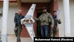 В боях под Мосулом джихадисты применяют дроны для сброса взрывчатых веществ на правительственные войска. 27 января 2017 г.