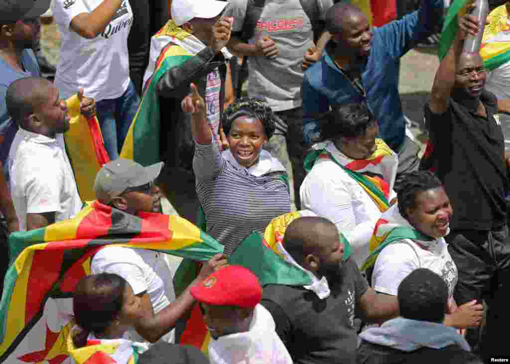 Zimbabwe - Protesters calling for Zimbabwean President Robert Mugabe to step down, 18Nov2017