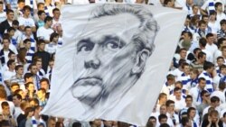 Банер із Валерієм Лобановським на трибунах стадіону «Динамо» в Києві