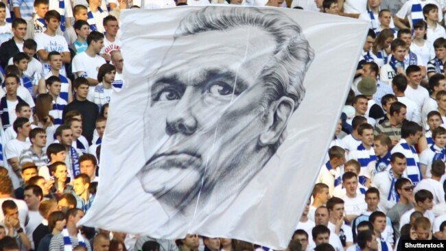 Уболівальники вивішують баннер із портретом Валерія Лобановського
