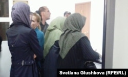 Родственницы осужденных по обвинению в терроризме покидают зал суда. Астана, 14 августа 2013 года.