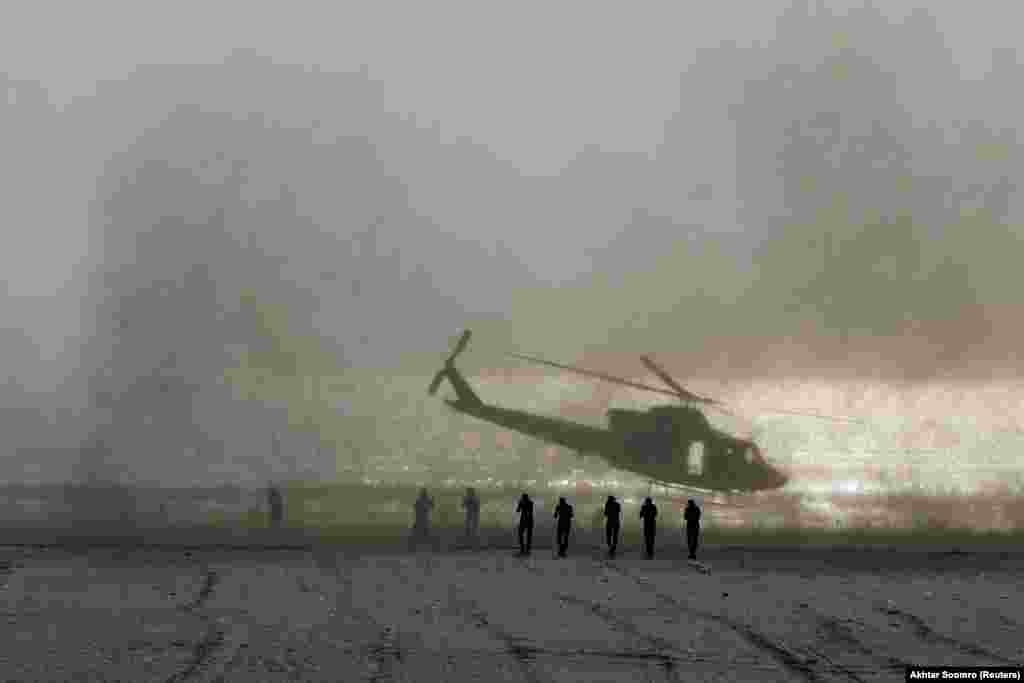 Pakistan Navy special forces conduct a counterterrorism demonstration during the International Defense Exhibition and Seminar in Karachi. (Reuters/Akhtar Soomro)