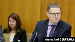 Mijačić: Vučić pokušava da vidi koje su opcije