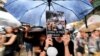 عکس در دست معترض هنگ‌کنگی چین را به حزب نازی آلمان تشبیه کرده است