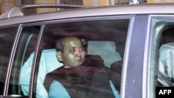 Мухтар Аблязов прибыл под охраной полиции в суд. Лион, 17 октября 2014 года.