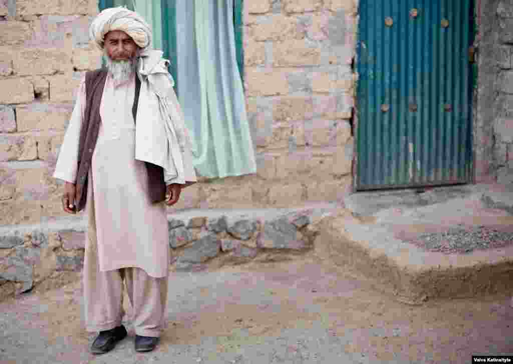 Haji Khanzada, a local elder, provides food and water for the returnees.&nbsp;