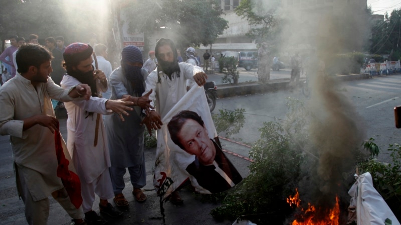 Пакистанда полиция жүздөгөн адамга айып койду 