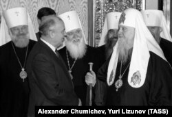 Secretarul general al Uniunii Sovietice, Mihail Gorbaciov, alături de patriarhul Moscovei și al Rusiei, Pimen (dreapta), 29 aprilie 1988.