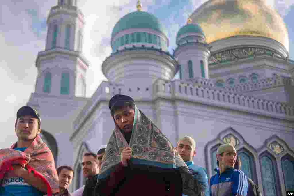 Традиційно в останній день Рамадану святкується Ораза-байрам, єдиний день за весь місяць, коли можна не постити На фото – мусульмани під час молитви на Ораза-байрам у Москві. 5 липня 2016 року