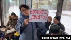 Полиция "қамаудан қашып кетті" деп хабарлаған Дулат Ағаділдің жақтастары Ішкі істер министрлігіне келіп, белсенді жайлы ақпарат беруін талап етіп тұр. Нұр-Сұлтан, 14 қараша 2019 жыл.