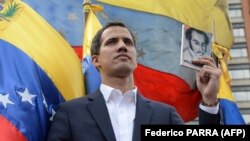 Венесуэла парламентінің спикері, оппозиция жетекшісі Хуан Гуайдо наразылық шеруінде өзін "уақытша президентпін" деп жариялап тұр. Каракас, 23 қаңтар 2019 жыл.