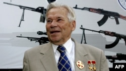 Конструктор Михаил Калашников Ижевск қару зауытының 200 жылдығы мерекесінде жүр. 7 тамыз 2007 жыл.