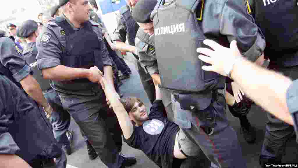 Задержание участника акции в защиту 31-й статьи Конституции РФ на Триумфальной площади в Москве