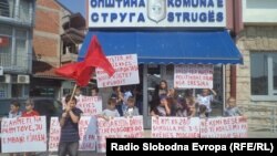 Архивска фотографија: Протест на ученици и родители од село Подгорци пред општина Струга.