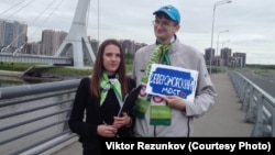 Activists protest the naming of the bridge in St. Petersburg.