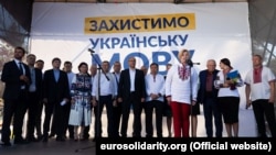 Народні депутати із фракції «Європейська солідарність» на мітингу «Захистимо українську мову» біля будівлі Верховної Ради. Київ, 16 липня 2020 року