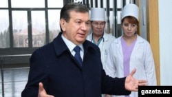 Президент Узбекистана Шавкат Мирзияев с врачами Хорезмской области. 