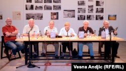 Učesnici promocije u CZKD (sleva nadesno): Aleksandar Kraus, Stanko Šušnjar, Živan Berisavljević, Latinka Perović, Ranko Končar i Dimitrije Boarov