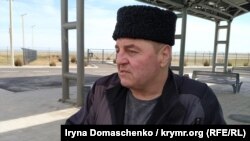 Бывший политзаключенный Эдем Бекиров на админгранице между Крымом и материковой Украиной, архивное фото