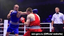 Севастополець Максим Коптяков (сині рукавички) став чемпіоном Росії з боксу