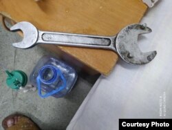 Kaýrat Duýsenow keselhana şeýle açar getirmegi haýyş etdi, ol kislorod ballonyny açmak üçin gerek.