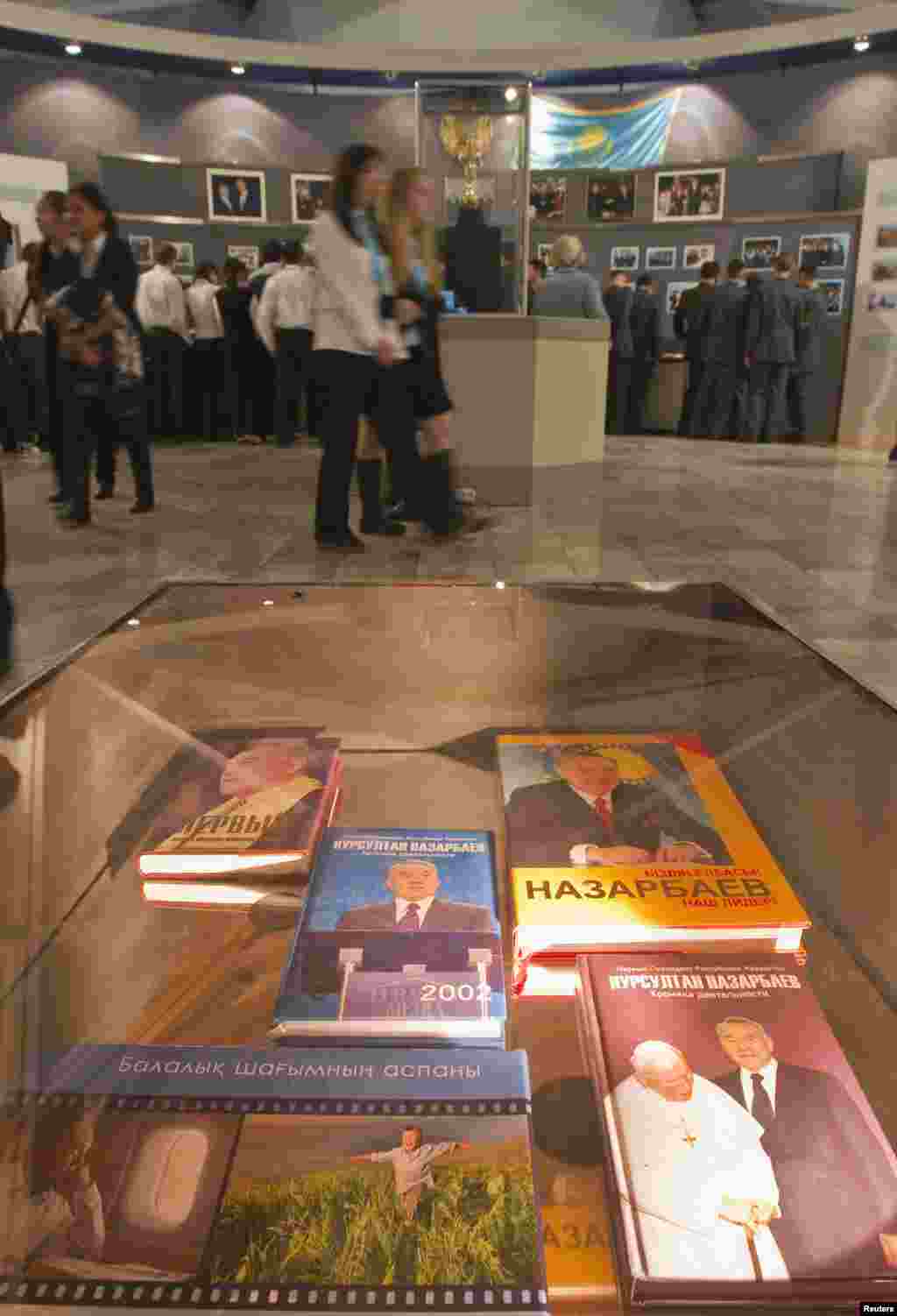 Visitors examine an exhibition in the Central National Museum.