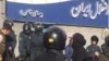 حضور مأموران انتظامی برای متفرق کردن هواداران معترض تیم فوتبال استقلال
