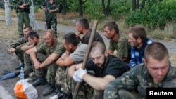 Украинские военнослужащие, захваченные пророссийскими сепаратистами в поселке Снежное Донецкой области 