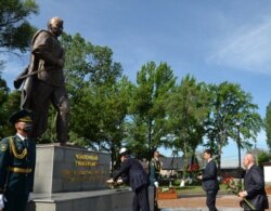 Сооронбай Жээнбеков Чолпонбай Түлөбердиевдин эстелигине гүл коюп жаткан учуру. 7-май, 2020-жыл.