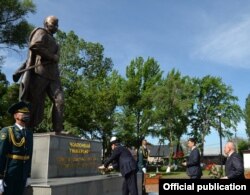 Сооронбай Жээнбеков на официальной церемонии открытия парка имени Чолпонбая Тулебердиева, 7 мая 2020 г.