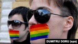Две лесбиянки заклеили свои рты в знак молчаливого протеста в Кишиневе в 2007 году.