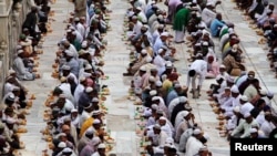 مسلمانان هند حین افطار در زیارت خواجه معین الدین چشتی در راجستان 30, 2014