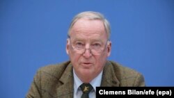  Alexander Gauland, nga partia AfD, publikisht ka deklaruar se është kundër refugjatëve.