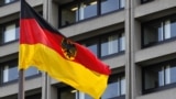 Njemačka zastava ispred sjedišta njemačke središnje banke (Bundesbank) u Frankfurtu, 2. maja 2022.