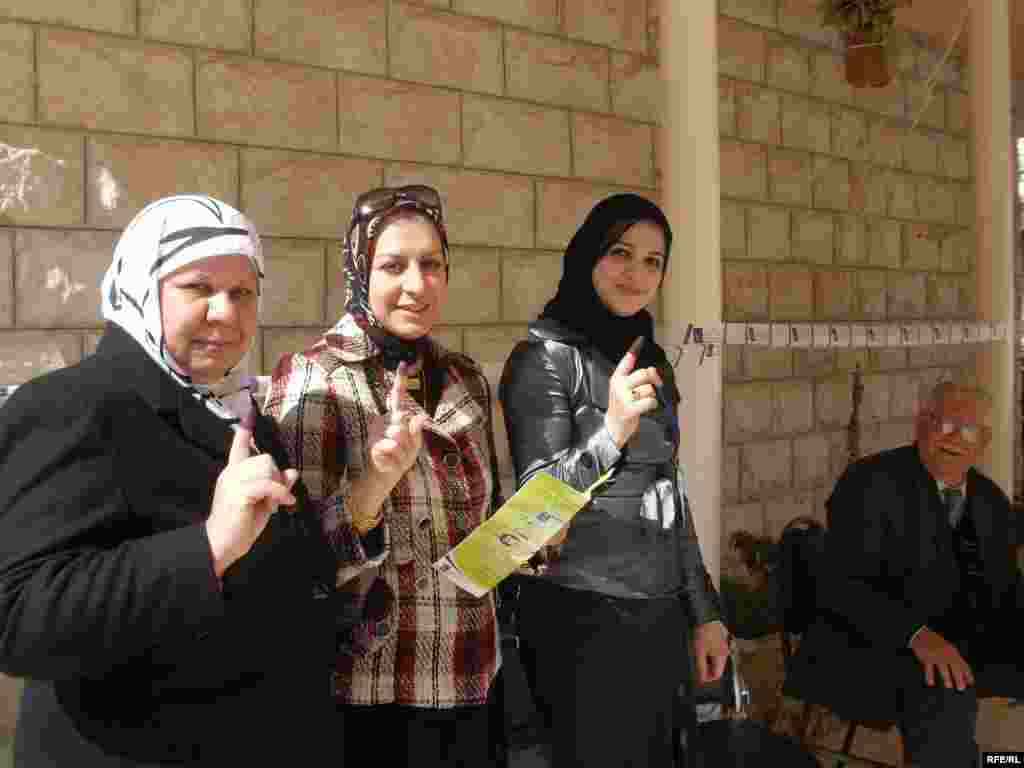 Iraqi voters show off their ink-stained fingers after voting in Amman, Jordan (Photo: Radio Free Iraq)