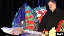 Mikhail Beketov was displayed in an open casket during the farewell ceremony at the Central House of Journalists in Moscow on April 11.