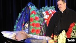 The body of Mikhail Beketov on view during a farewell ceremony at the Central House of Journalists in Moscow on April 11