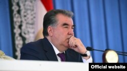 Эмомали Рахмону звание "Герой Таджикистана" было присвоено в 1999 году