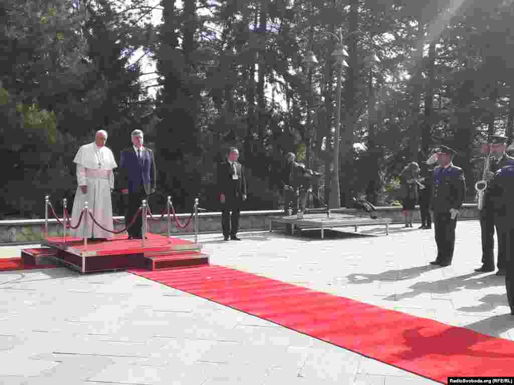 Папата Франциск пристигна во вилата Водно на првата средба со претседателот Ѓорѓе Иванов