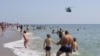 Nyaralás géppuskatűz és robbanások mellett: tele a strand Odesszában