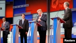 Candidații republicani Ben Carson, Scott Walker, Donald Trump și Jeb Bush (de la stânga la dreapta)