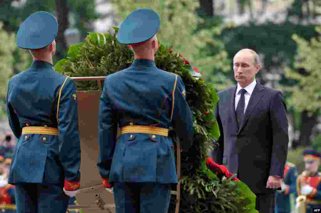 Russian President Vladimir Putin lays a wreath at the Tomb of the Unknown Soldier in Moscow. (RIA Novosti/Aleksei Nikolsky)