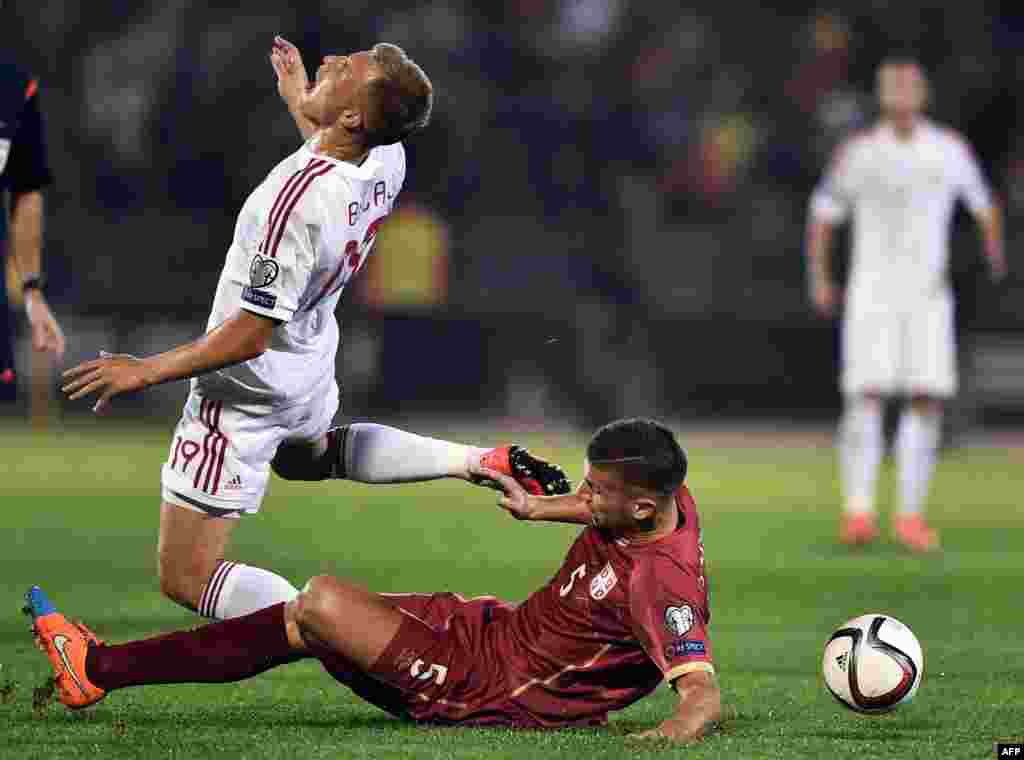 reprezentativac Srbije Matija Nastasic i reprezentativac Albanije Bekim Balaj u duelu prije prekida utakmice. 