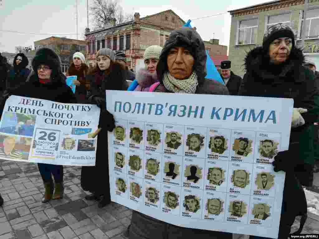 В этот день в 2014 году перед зданием Верховной Рады Крыма прошел митинг в поддержку территориальной целостности Украины